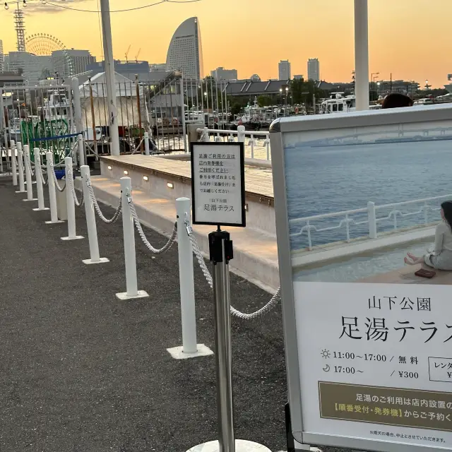 【横浜】山下公園の新名物、海沿いの足湯スポット&THE WHARF HOUSE