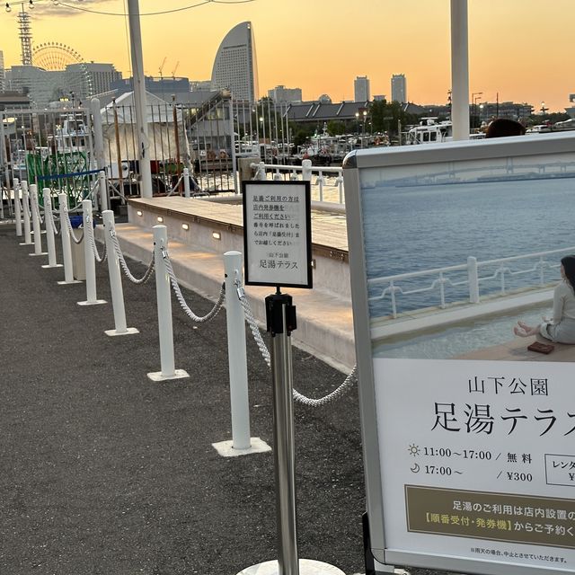 【横浜】山下公園の新名物、海沿いの足湯スポット&THE WHARF HOUSE
