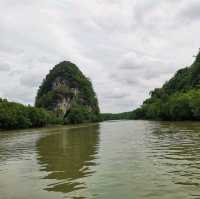 เขาขนาบน้ำในวันฟ้าครึ้ม 
