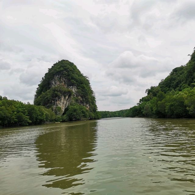 เขาขนาบน้ำในวันฟ้าครึ้ม 