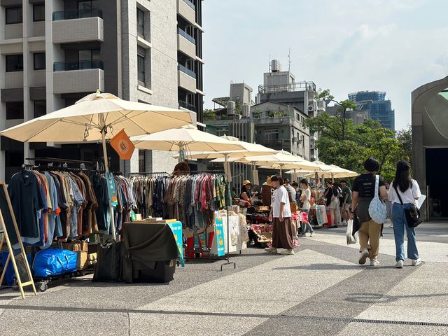 🛍️ 雙連站爵士廣場：市集樂園，吃、用、穿應有盡有！🎉🍽️👗