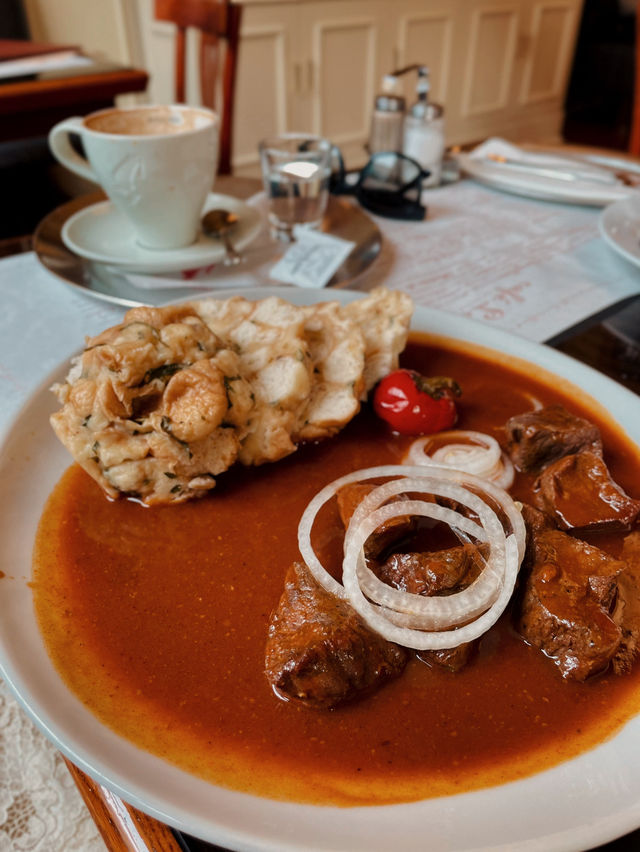 【プラハ🇨🇿】カフカも愛したプラハの老舗カフェ☕Café Louvre