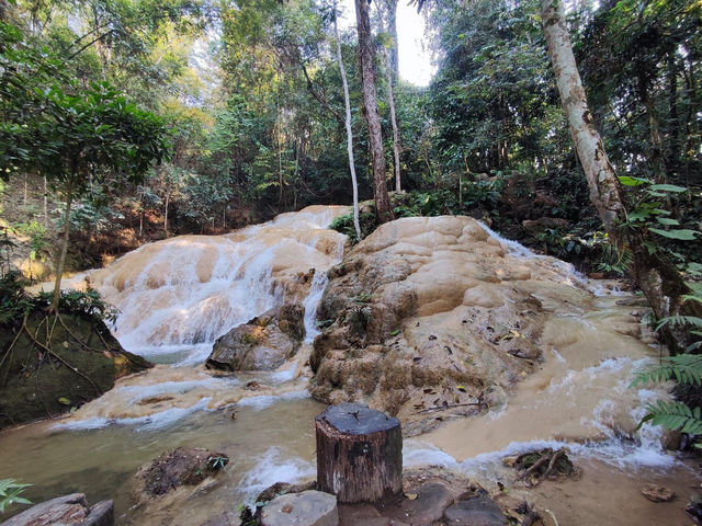 ชมน้ำตกหินปูนสุดงดงาม ในอำเภอเชียงดาว ⛰️