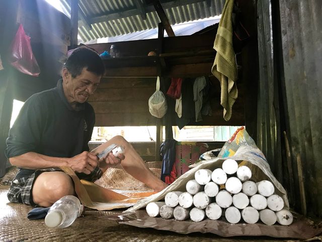 MAKING BARIO SALT IN THE HIGHLANDS.