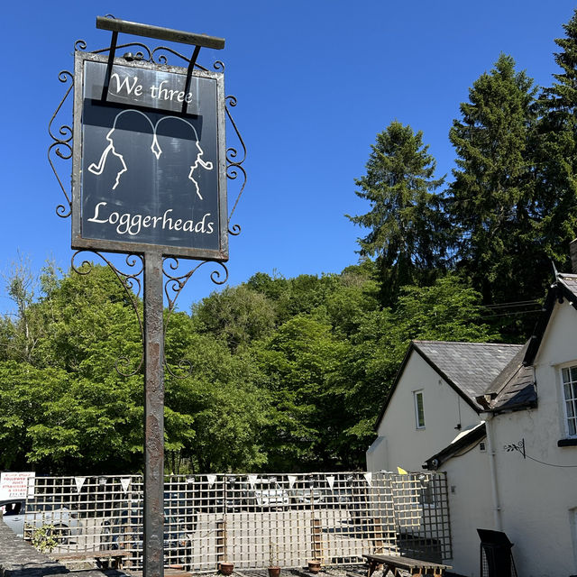 We Three Loggerheads pub