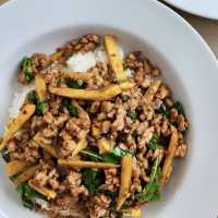 เพิ่มความมงคลในชีวิตที่ร้าน กะเพราศักดิ์สิทธิ์ ! 