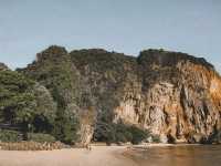 หาดสวย น้ำทะเลใส ทรายนุ่ม @หาดไร่เลย์ กระบี่