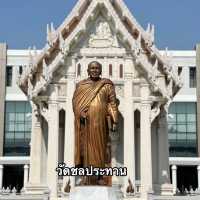อารามหลวงติดรถไฟฟ้า 🙏