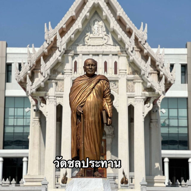 อารามหลวงติดรถไฟฟ้า 🙏