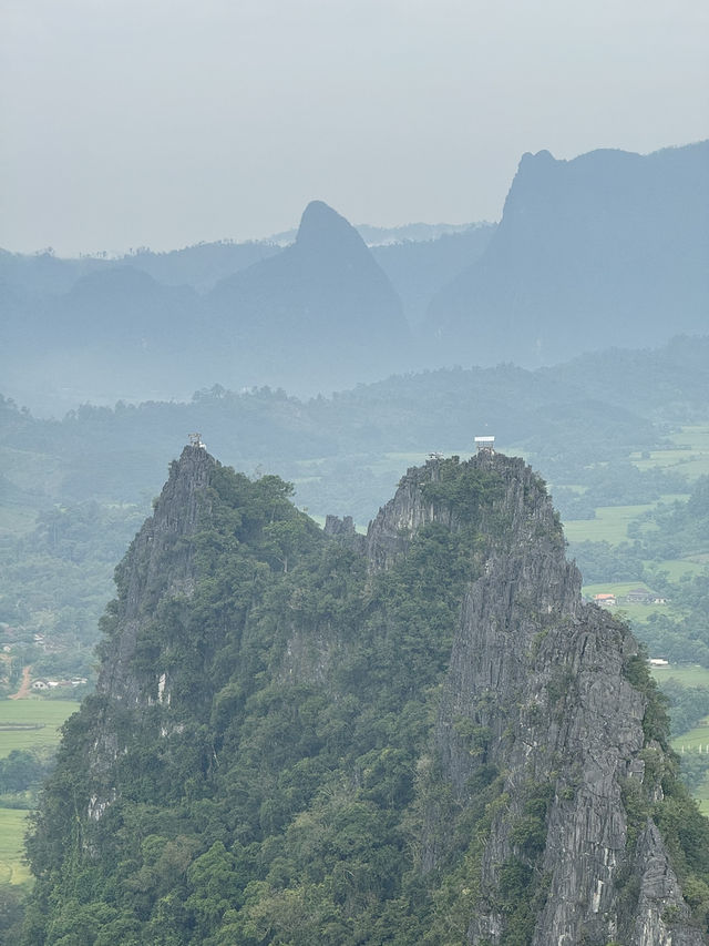 ผาหนามไซ | วังเวียง ⛰️🌤️🌳🇱🇦