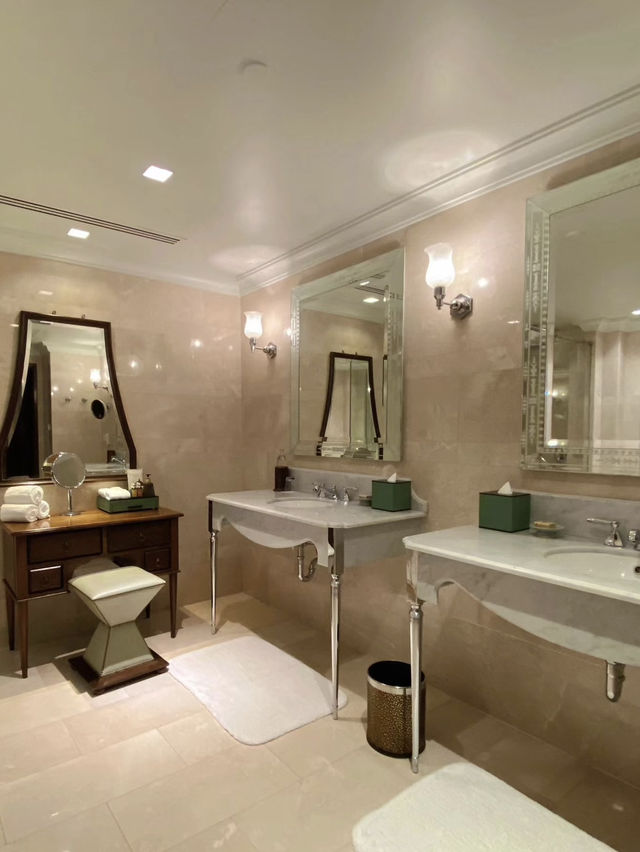 Anantara Siam Bangkok: A Luxurious Oasis in the Heart of the City