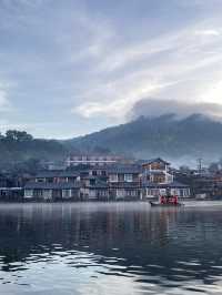 บ้านรักไทย | จ.แม่ฮ่องสอน 🏘️⛰️🏮🛶