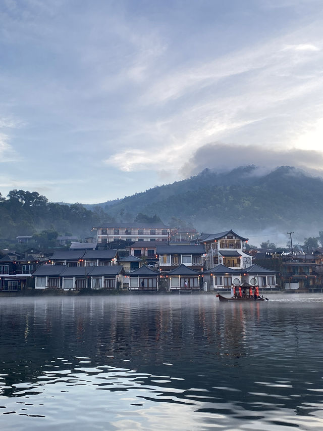 บ้านรักไทย | จ.แม่ฮ่องสอน 🏘️⛰️🏮🛶