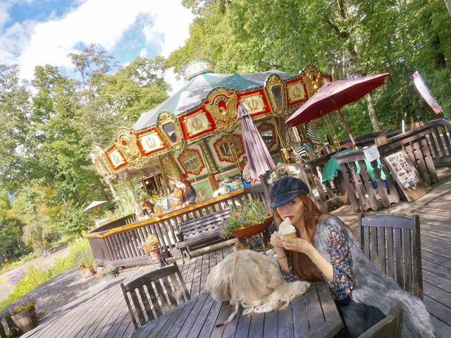 森の中に突如現れる「メリーゴーラウンドカフェ」