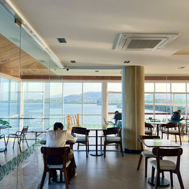 Café Amazon กลางทะเลชลบุรี
