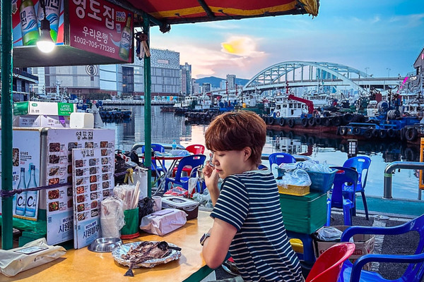 낭만 가득한 부산의 밤 “영도 포차거리”🍻🖤 | 트립닷컴 영도