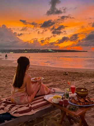 Pantai Jimbaran di Bali adalah tempat terbaik untuk menikmati matahari terbenam yang indah.