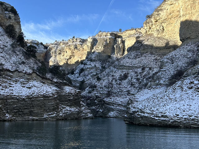 Stunning ride along the winter canyon 