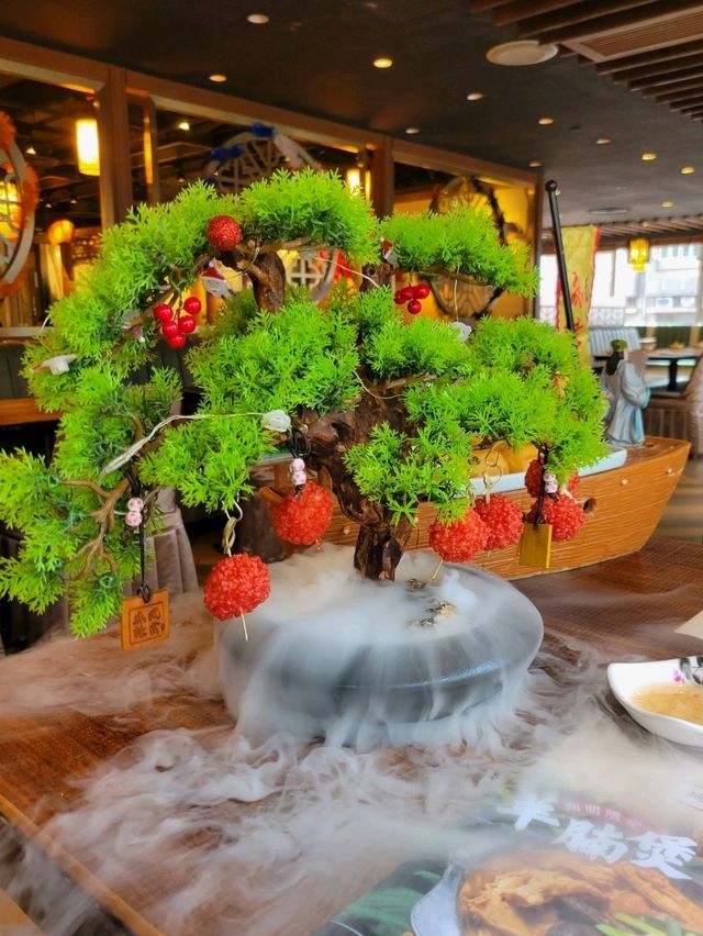 打卡孔明船🛶仙氣荔枝蝦球🌲品味四川風味與香港味道👍