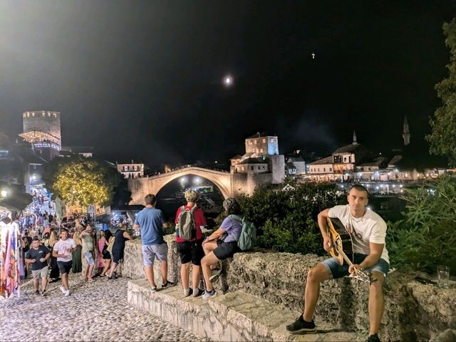 夜のモスタル　旧市街の古橋スタリモスト