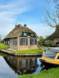 🌿🚣 Discover the Fairytale Village of Giethoorn, Netherlands! 🏡✨