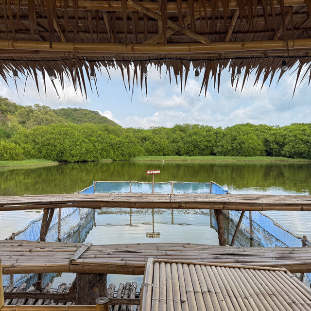 คาเฟ่กลางน้ำสุดชิล บรรยากาศดีต่อใจ #สัตหีบ 🥤⛰️🍃