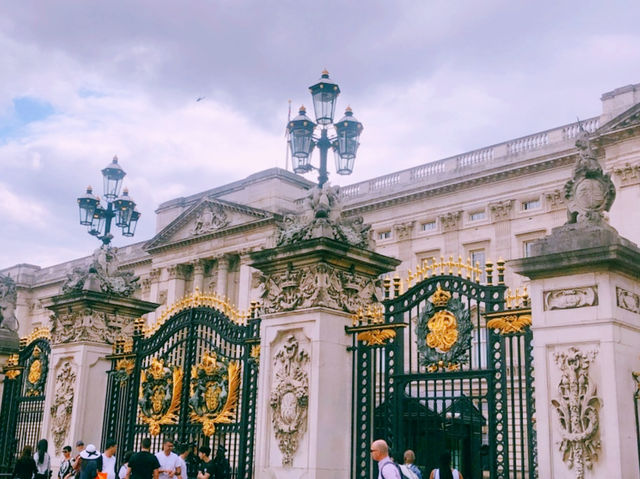 A Visit to Buckingham Palace: A Royal Experience