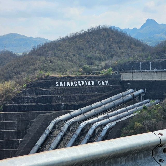 พักผ่อนในวันดีดี ที่ริมเขื่อนศรีนครินทร์