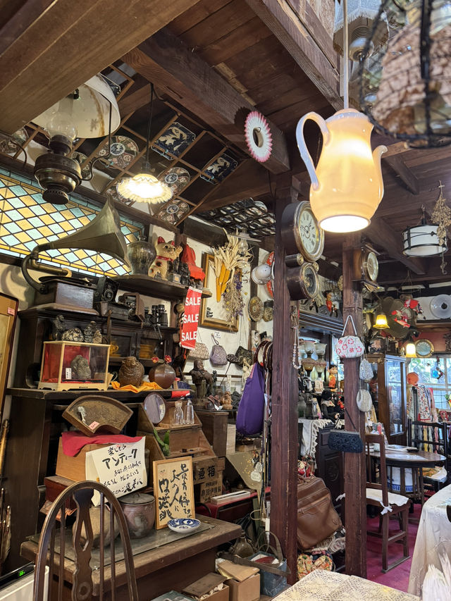 【北九州カフェ】猫が天井を歩く!?知る人ぞ知るレトロな喫茶店☕️