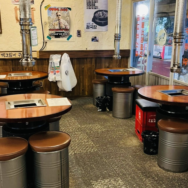 首爾｜弘大 韓國明星也來過的 這家店每次經過都在排隊這家韓國烤肉店的招牌 讓我想再飛一次！