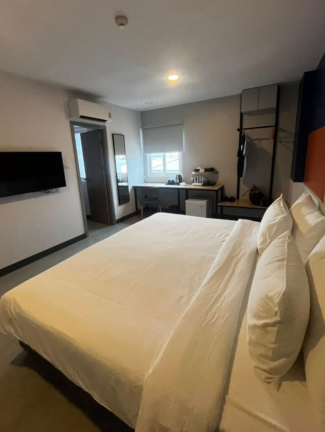 PLAAI Plus Hotel, Bowin