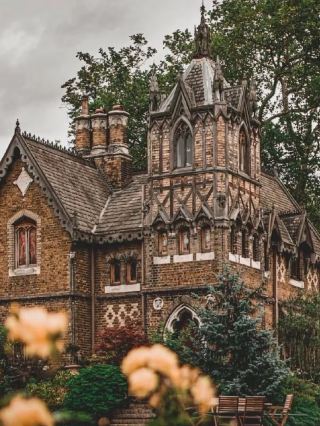 Just 20 Minutes from London – This Hidden Gothic Village Feels Like a Fairy Tale