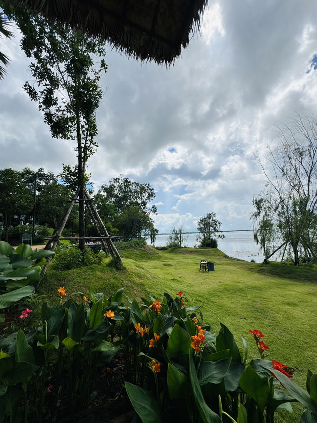 คาเฟ่ลับริมทะเล บรรยากาศโคตรดีที่ “ภูนาเล พัทลุง“