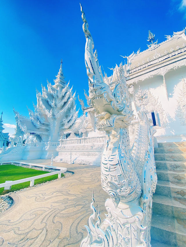 วัดร่องขุ่น (Wat Rong Khun)วัดสีขาวแห่งเดียวของไทย