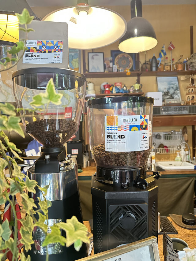 คาเฟ่สุดชิคย่านJJ : TRAVELLER The Coffee Shop