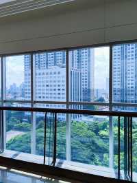 曼谷｜設計＋落地窗＋最chill早餐時光！沒住這間真的會後悔！The Quarter Saphan Khwai 飯店餐廳美到像雜誌封面☀️挑高