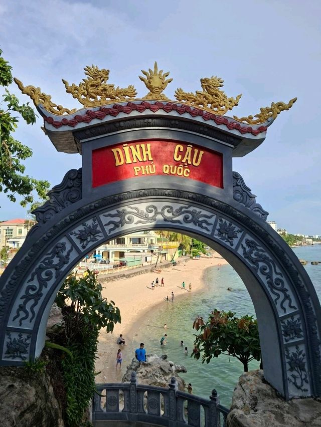 ชมวัดอายุ300ปีกับธรรมชาติ Dinh Cau Temple