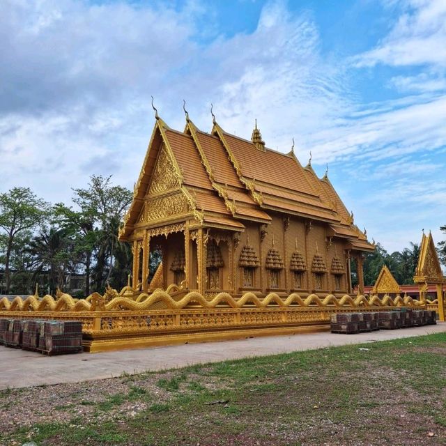 ไหว้พระพุทธรัตนมงคลที่หาดทุ่งวัวแล่น