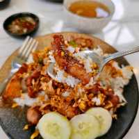 ร้านหมูทอดกระเทียมพิมาน 🥓