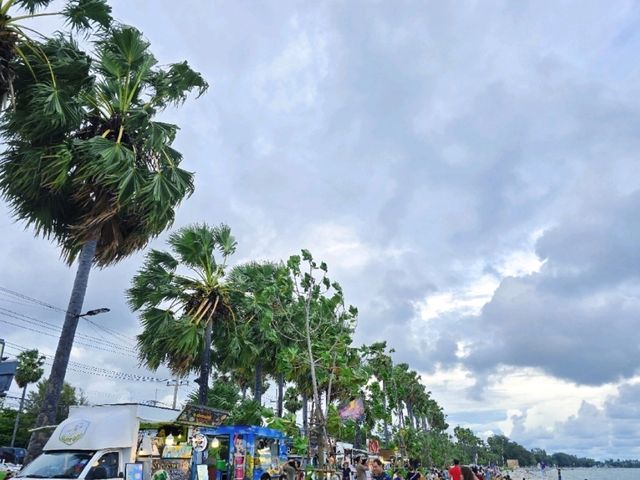 ถนนคนเดินอ่าวดงตาล สัตหีบ..แค่ปากซอย