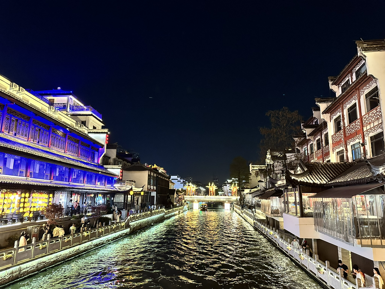 🗺️【行程路線】
Day 1:老門東 夫子廟
Day 2:總統府 雞鳴寺 明城牆
Day 3:明孝陵 中山陵 德基廣場
Day 4:買手信 返程
 
📍【必玩景點】
 老門東 雞鳴寺 
🥘【必吃美食】 
牛肉鍋貼 鴨血粉絲湯 烤鴨 
🏠【住宿推薦】
1.全季酒店（南京新街口珠江路地鐵站店）

📷【影相打卡位】
明城牆 雞鳴寺櫻花大道
📣【小貼士】 
穿運動鞋 輕便隨身物品
 
