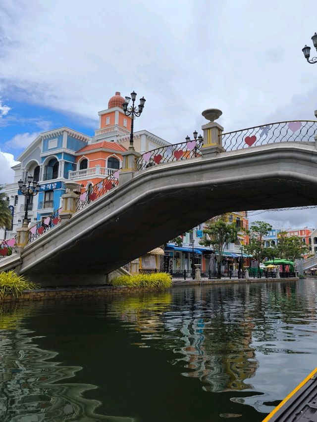 【Gondola Water Taxi】沿岸有瑰麗色彩之排屋可供欣賞！