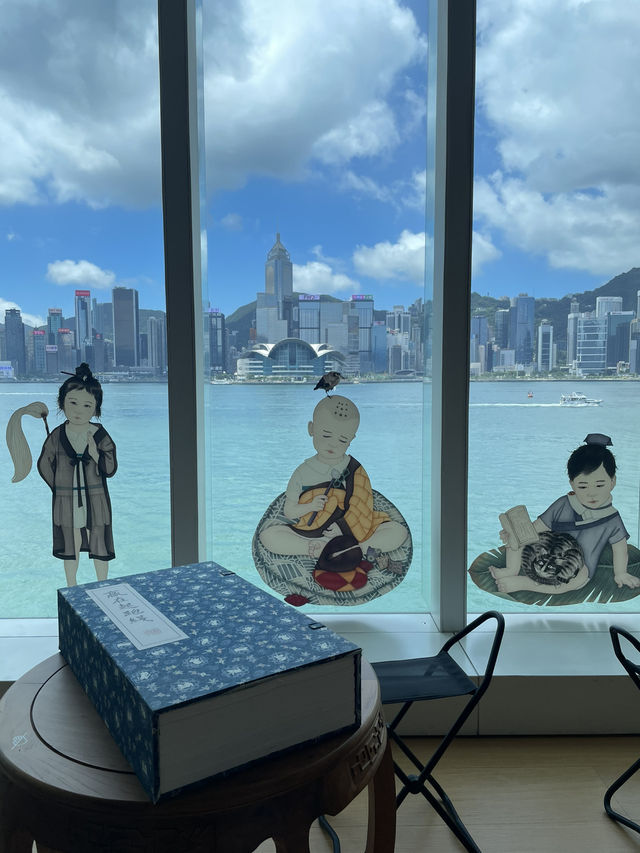 Museum of Art & scenic views of Hong Kong skyline