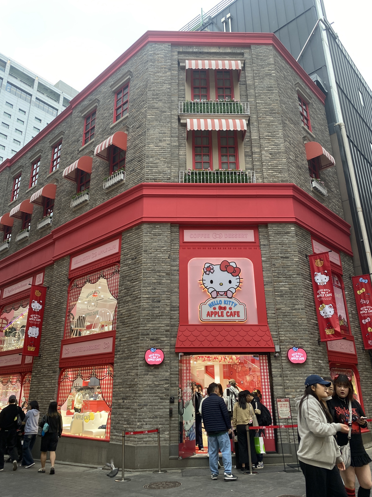 キティの世界に迷い込む🍎Hello Kitty Apple Café体験記 | Trip.com ソウル