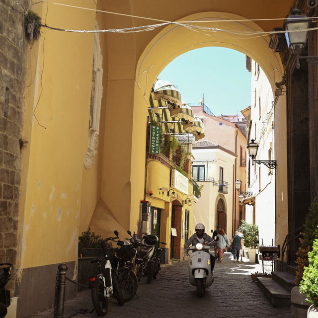 Sorrento: Cliffside Grandeur & Lazy Alleyways 🏞️🍋