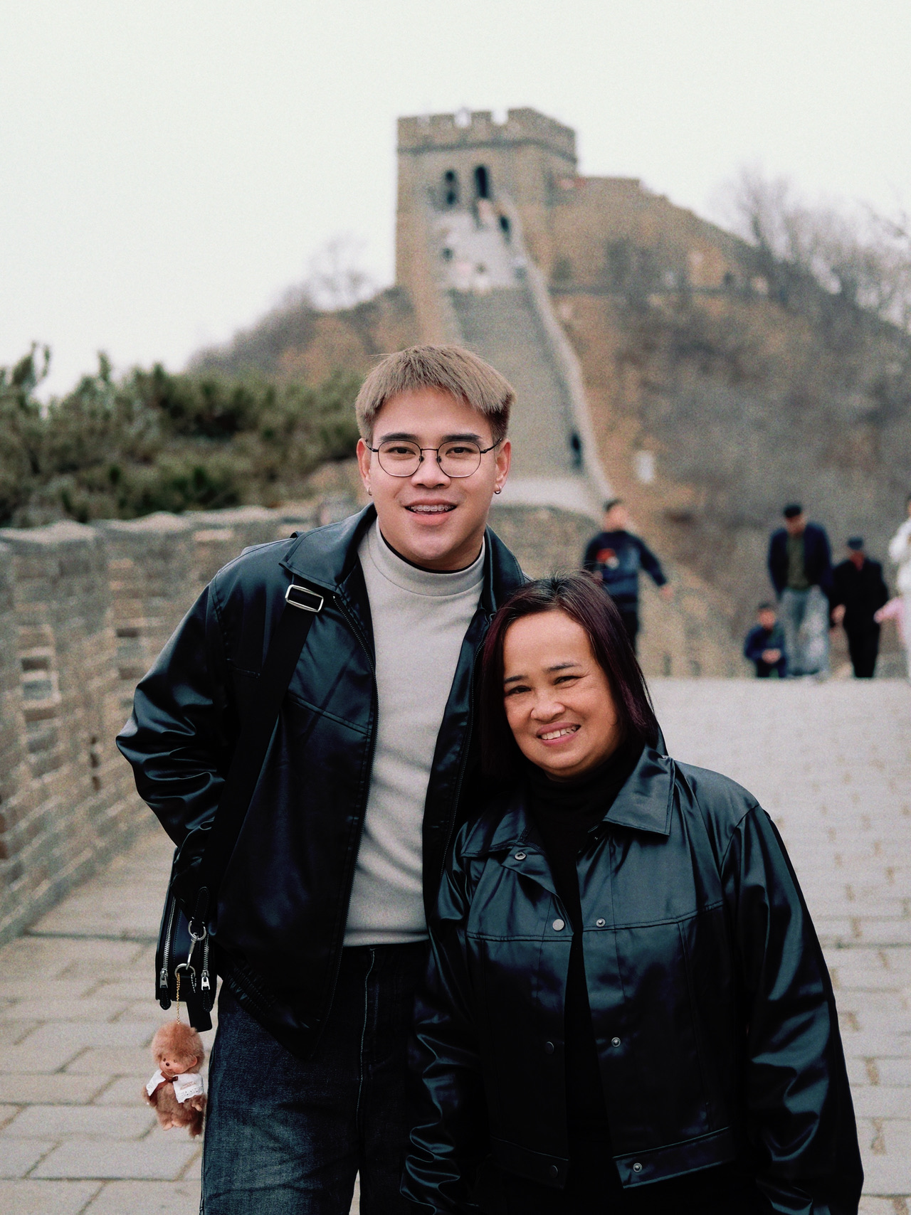 
🧱 The Great Wall of China, a wonder of the world
The Great Wall of China is one of the Seven Wonders of the World, located in northern China. It was built to protect against invasions by nomadic tribes. It is over 21,000 kilometers long.

✨On this trip, I left for the high-speed rail station early in the morning, around 8:00.

📍 Popular tourist spots
The "Badaling" area near Beijing is a convenient and beautifully restored area. Tourists can walk to enjoy the mountain view and take impressive photos.

⛰️ How to get there
From Beijing, there are buses and trains. It takes only 1-2 hours. It is suitable for a day trip.

📸 Additional recommendations
You should prepare walking shoes and drinking water because some parts of the path are quite steep. But I assure you that every step is worth it!

#badaling
