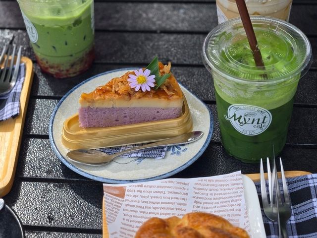 mynt cafe วิวเขาเหมน + ธารน้ำหลายสายไหลผ่าน
