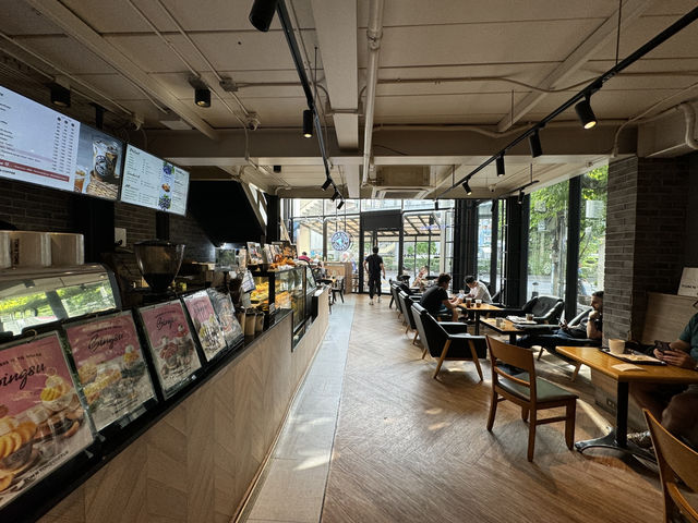 Tom n Toms Coffee – Sukhumvit 15, Bangkok: Cozy 24‑Hour Korean Café