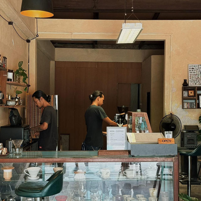  คาเฟ่ลับที่คอกาแฟห้ามพลาด!Flower Coffee Slow Bar
