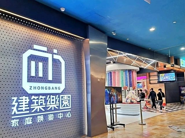 結合浩瀚宇宙、科幻未來、時尚設計、光影互動，吸引很多大人與小朋友來這裡玩樂。